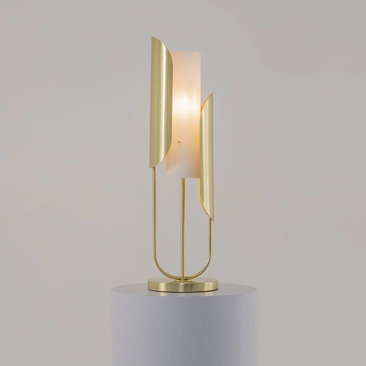 Lampe à poser haute en métal doré et verre opalin, 75 cm