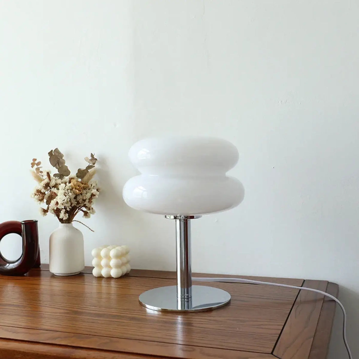 Lampe à poser en verre sur pied chromé, quatre coloris, blanc