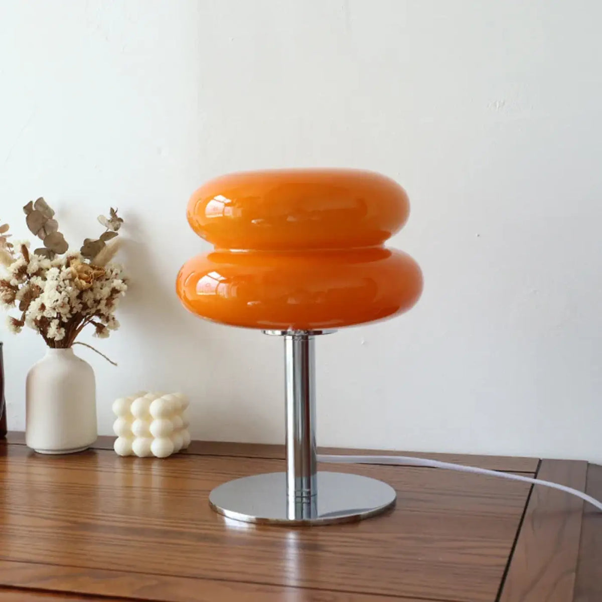 Lampe à poser en verre sur pied chromé, quatre coloris