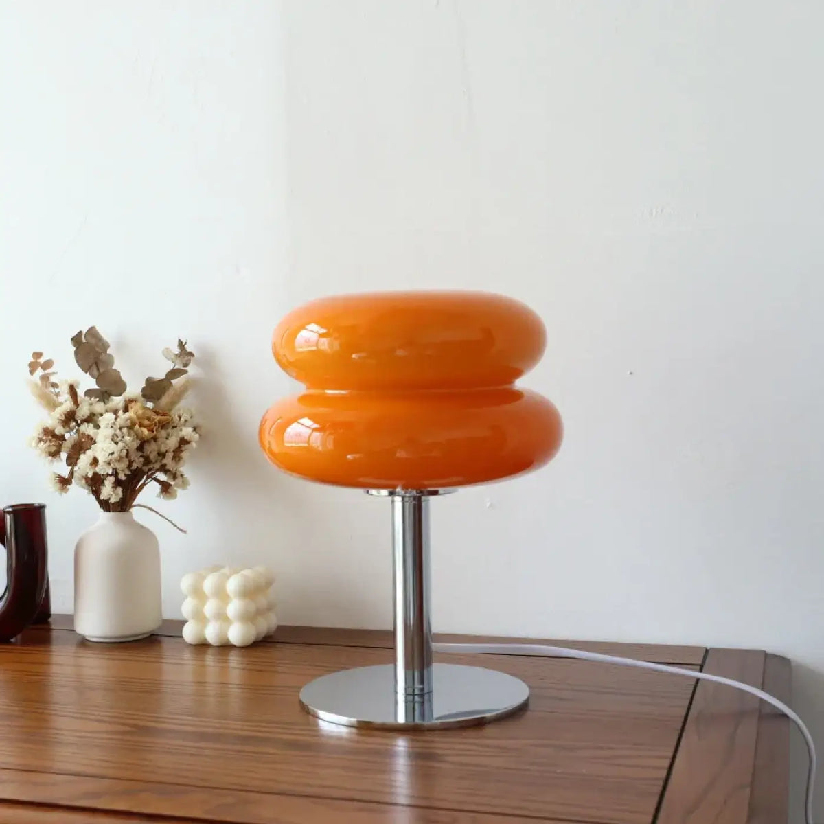 Lampe à poser en verre sur pied chromé, quatre coloris, orange