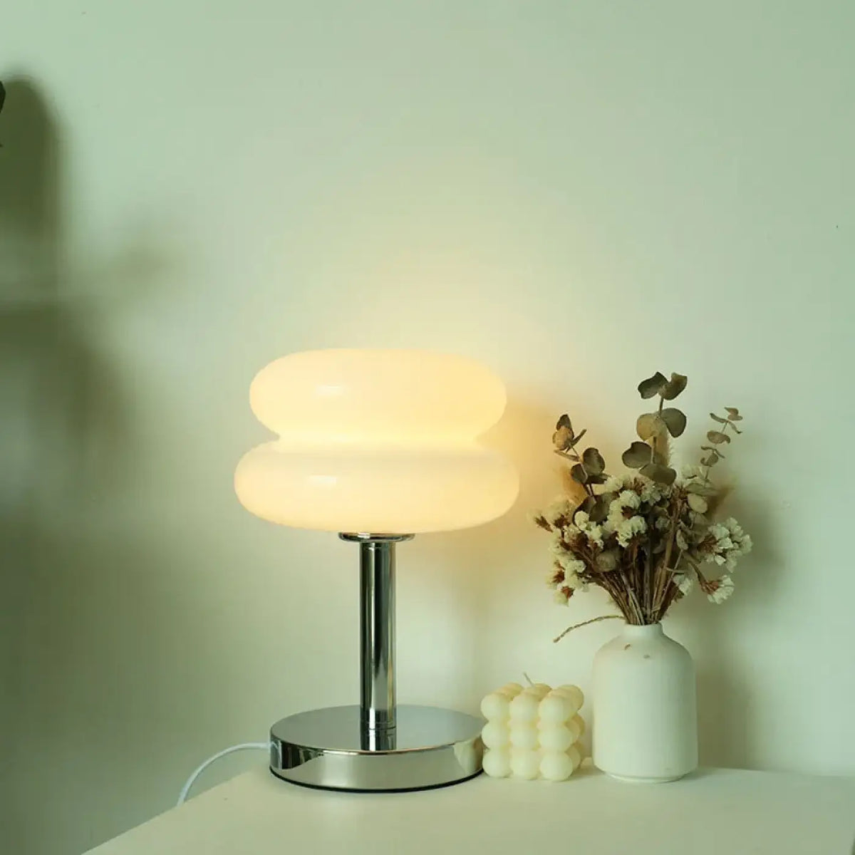 Lampe à poser en verre sur pied chromé, quatre coloris