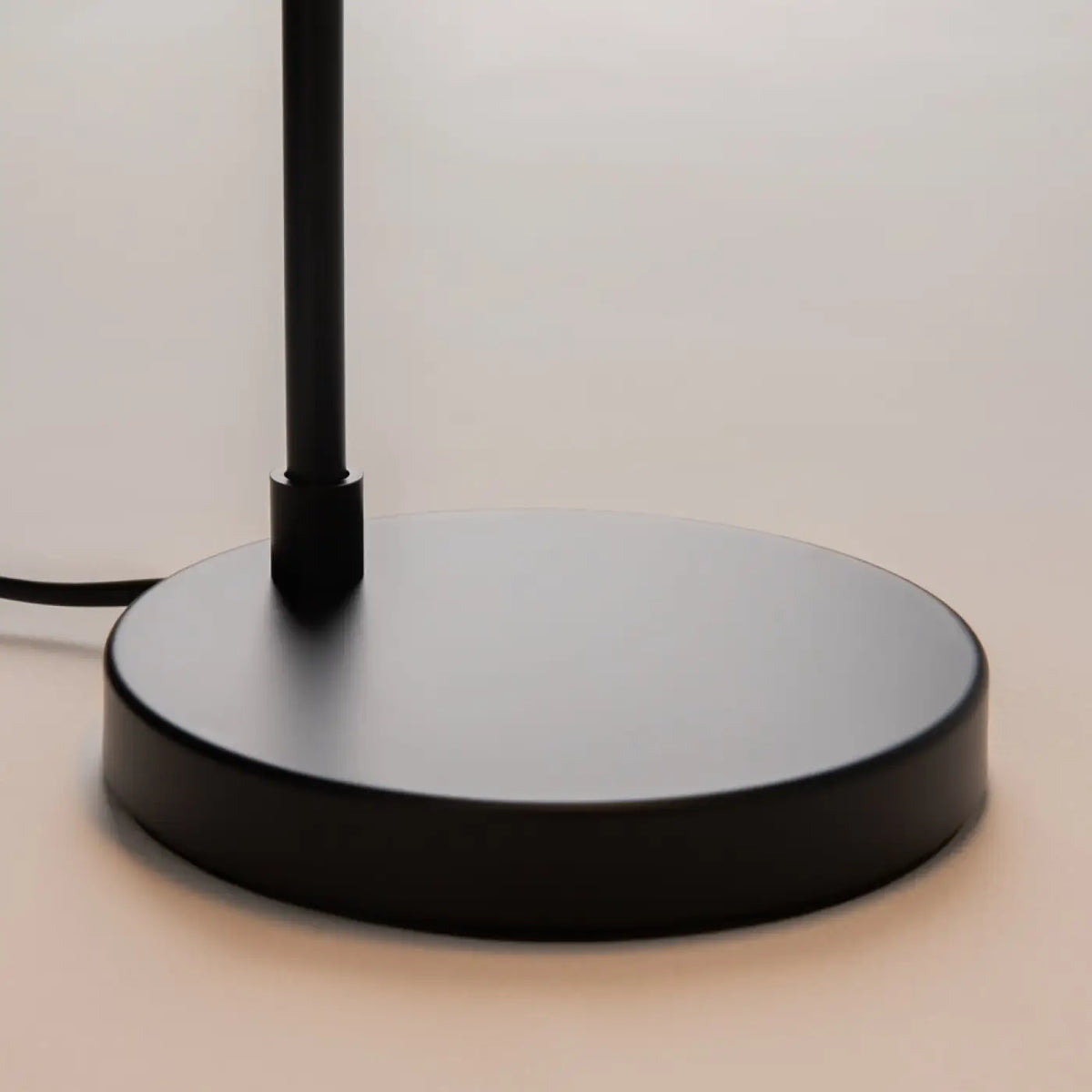 Lampe à poser LED à tête ronde orientable, métal noir mat