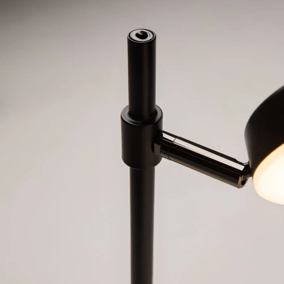Lampe à poser LED à tête ronde orientable, métal noir mat