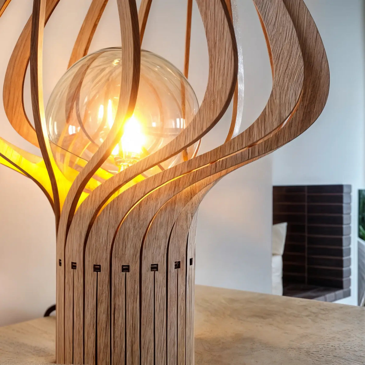 Lampe à poser florale en bois ajouré de bouleau, 39 cm de haut