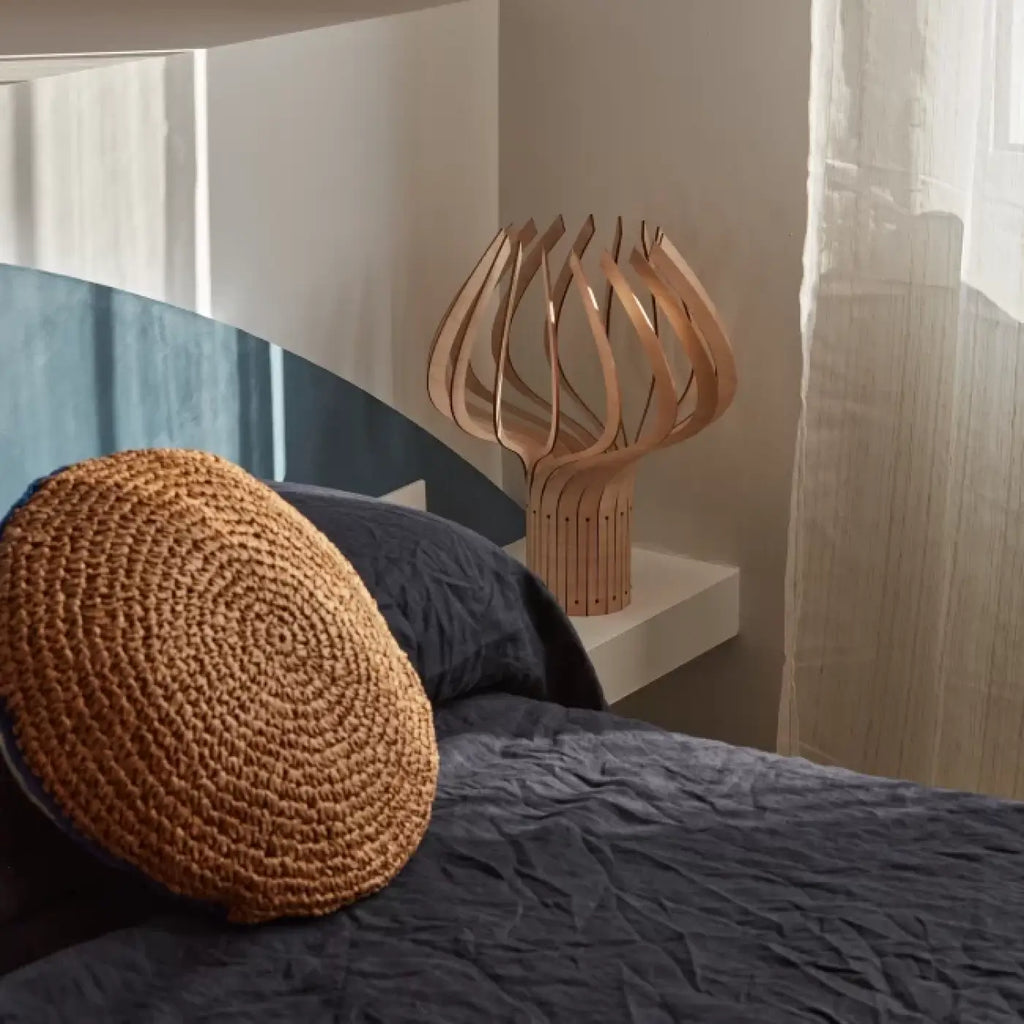 Lampe à poser florale en bois ajouré de bouleau, 39 cm de haut