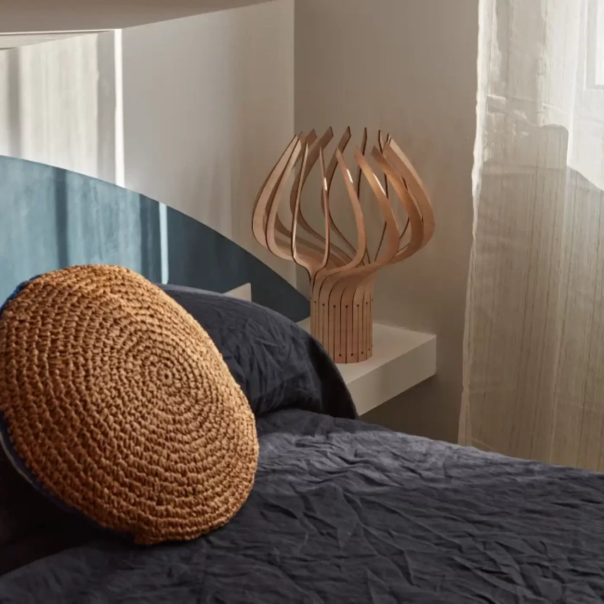Lampe à poser florale en bois ajouré de bouleau, 39 cm de haut