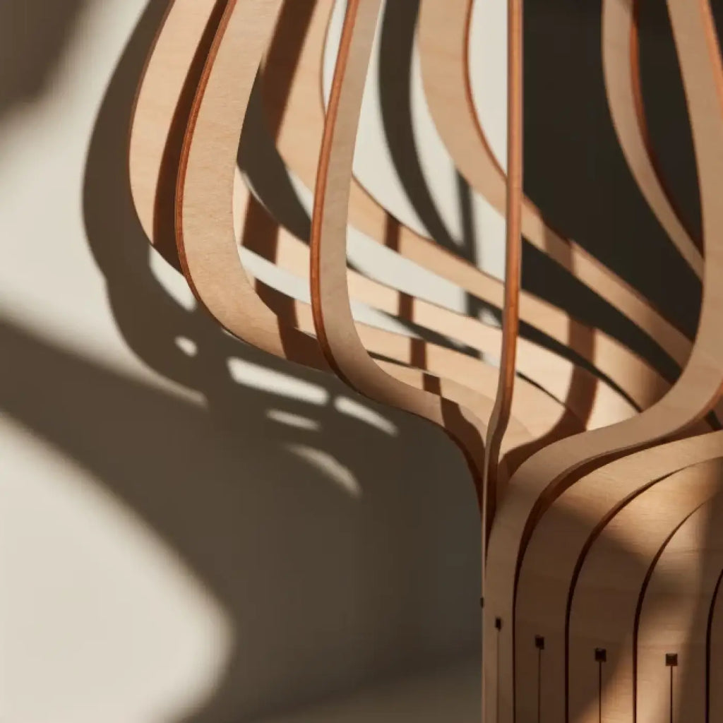 Lampe à poser florale en bois ajouré de bouleau, 39 cm de haut