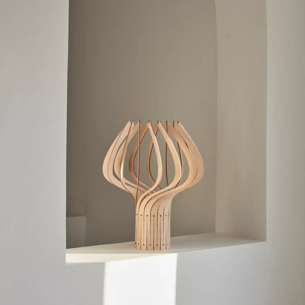 Lampe à poser florale en bois ajouré de bouleau, 39 cm de haut, beige