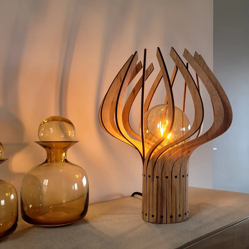 Lampe à poser florale en bois ajouré de bouleau, 39 cm de haut