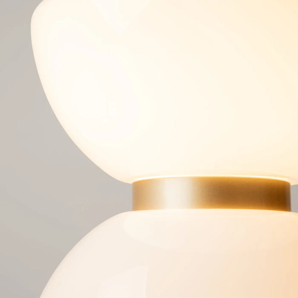 Lampe à poser LED globe opalin sur socle en marbre, 46 cm