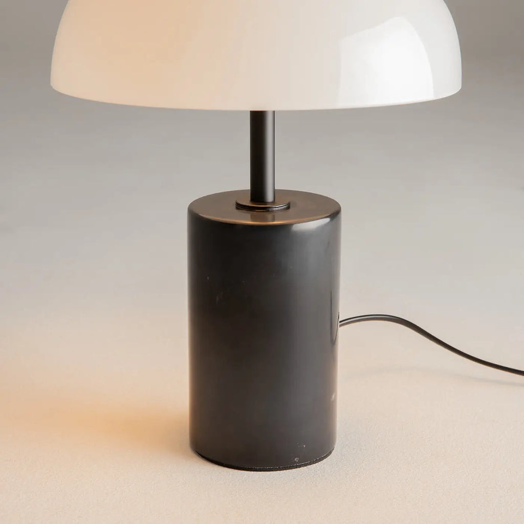 Lampe à poser LED globe opalin sur socle en marbre, 46 cm