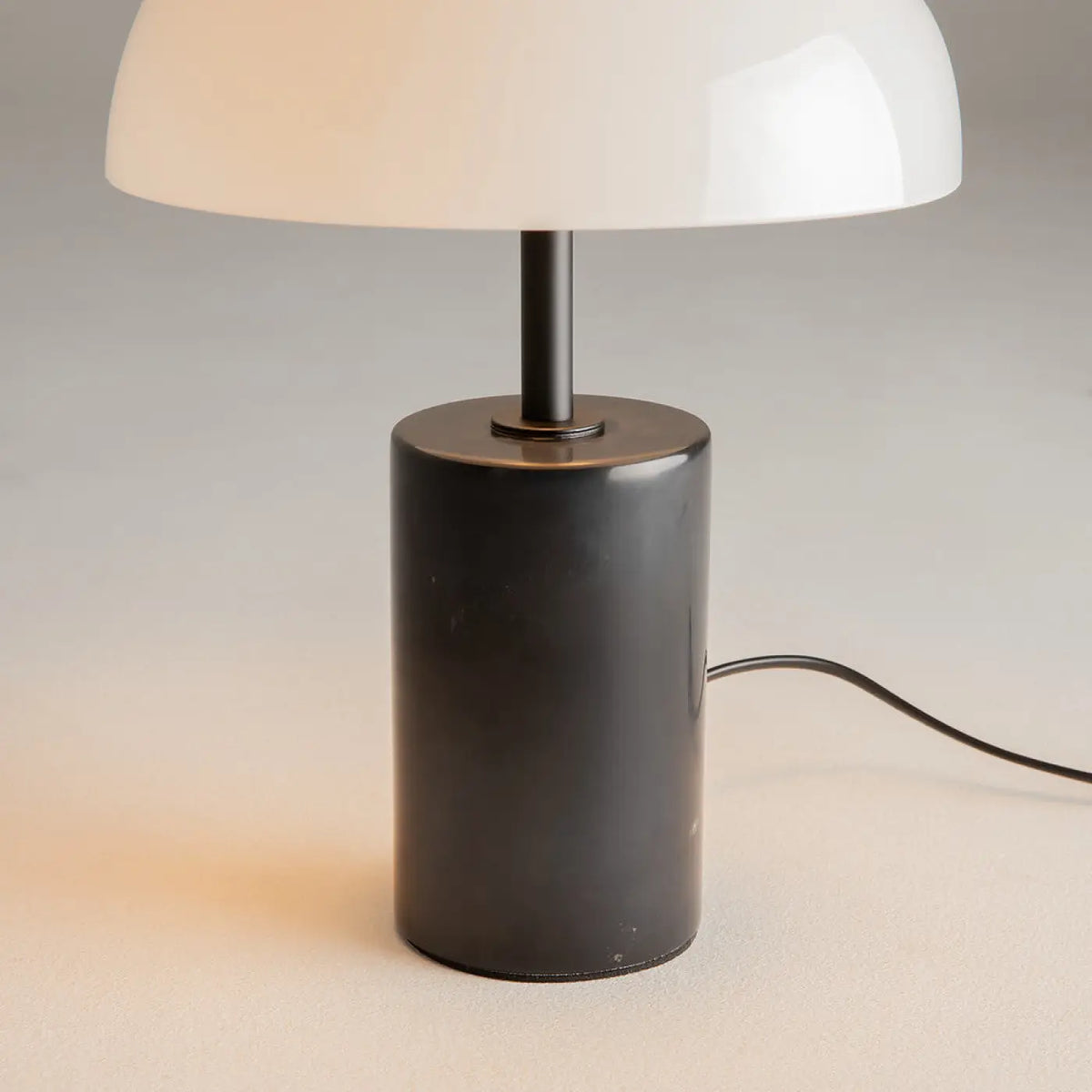 Lampe à poser LED globe opalin sur socle en marbre, 46 cm