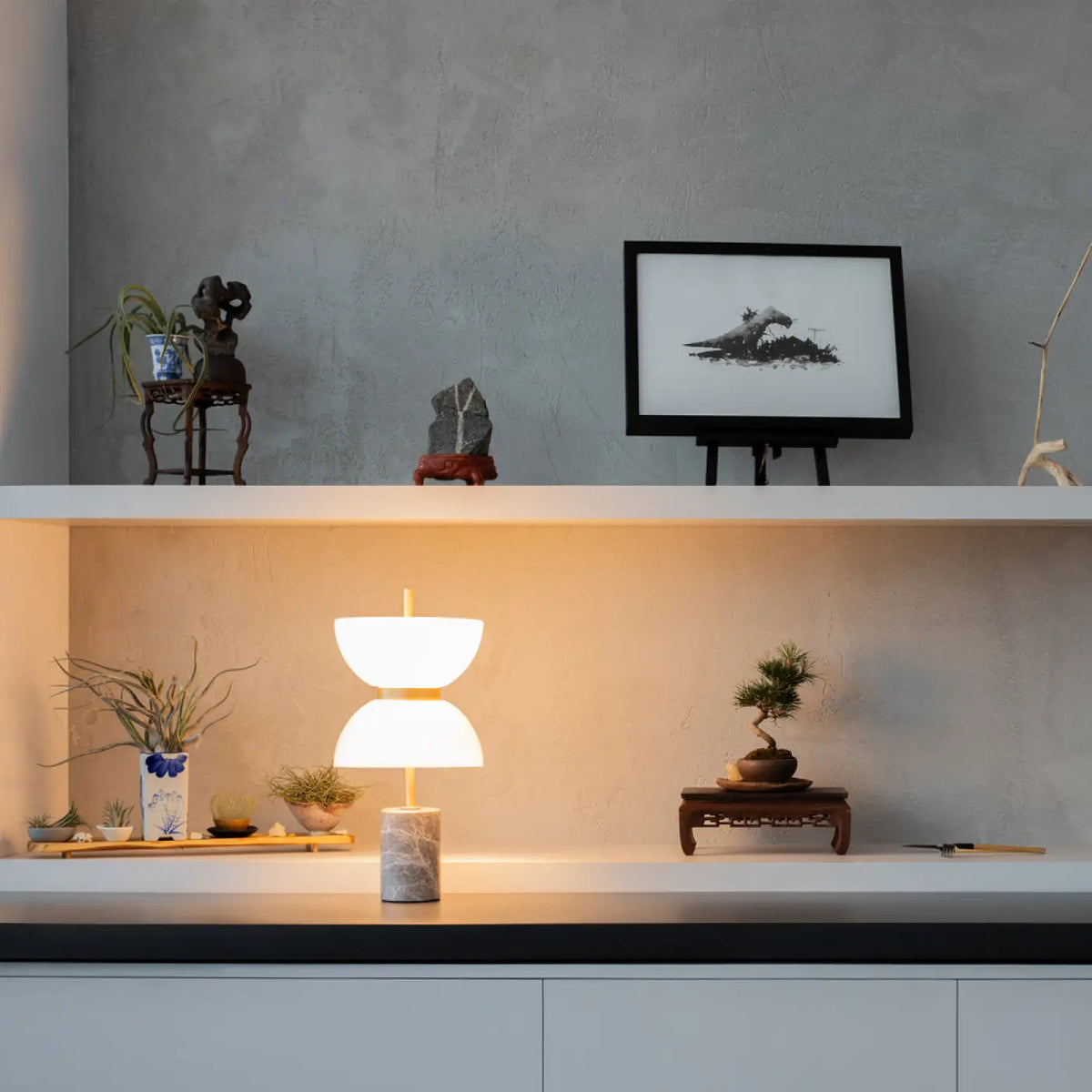 Lampe à poser LED globe opalin sur socle en marbre, 46 cm