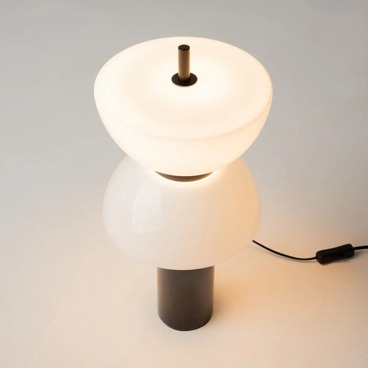 Lampe à poser LED globe opalin sur socle en marbre, 46 cm