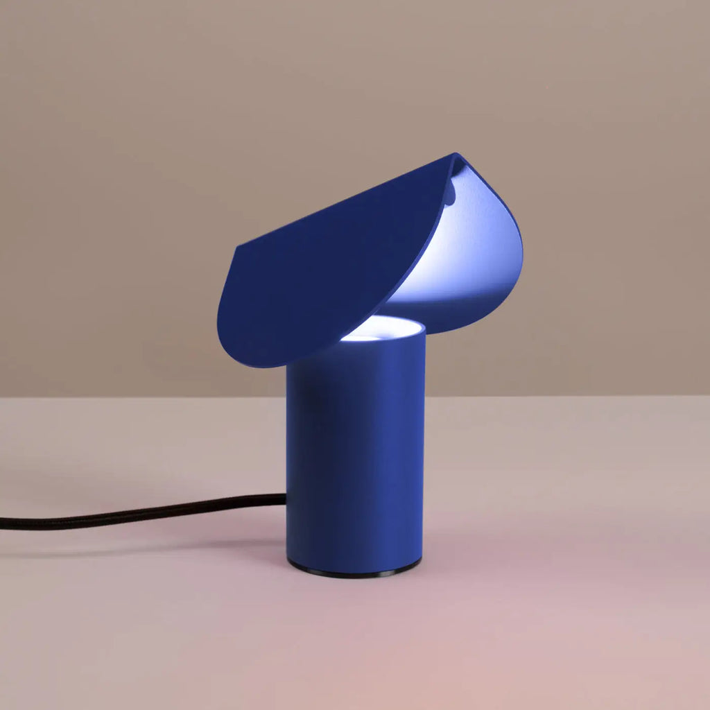 Petite lampe de chevet en aluminium au bord ondulé, LED 6 W