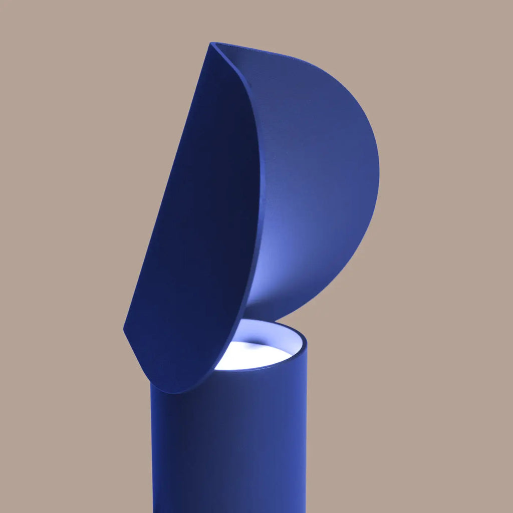 Petite lampe de chevet en aluminium au bord ondulé, LED 6 W