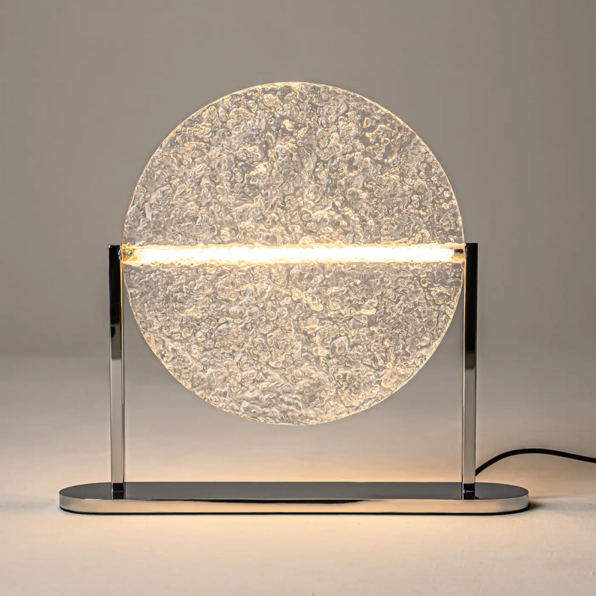Lampe à poser LED disque en verre martelé sur pied argenté