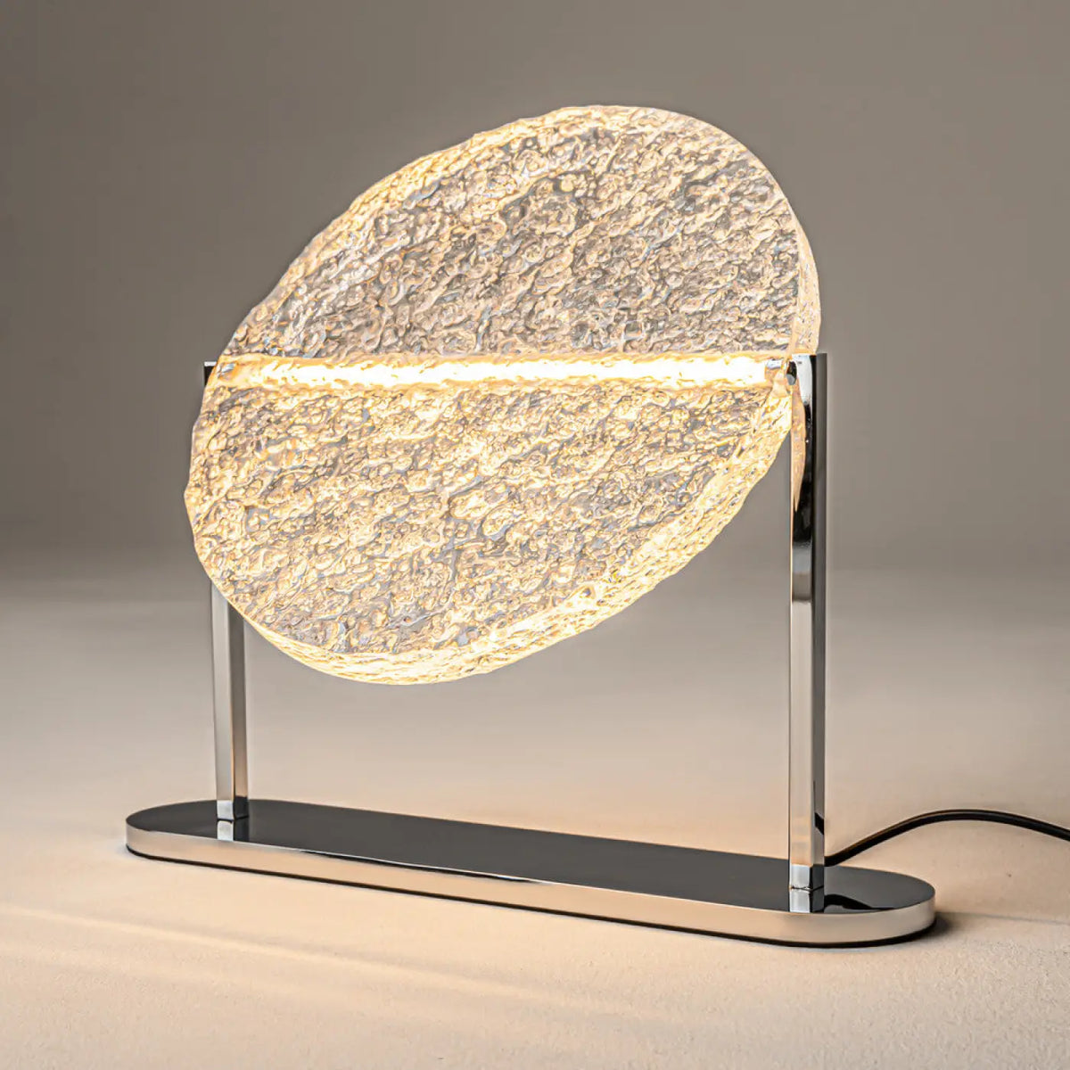 Lampe à poser LED disque en verre martelé sur pied argenté