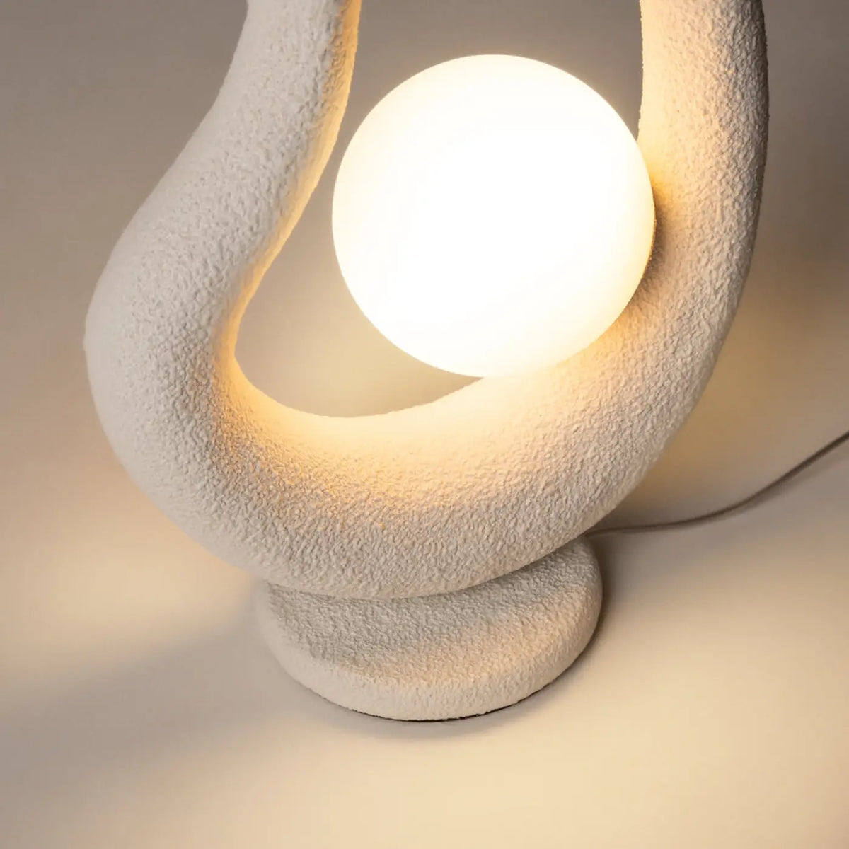 Lampe à poser organique en polyrésine et verre, gris ou blanc