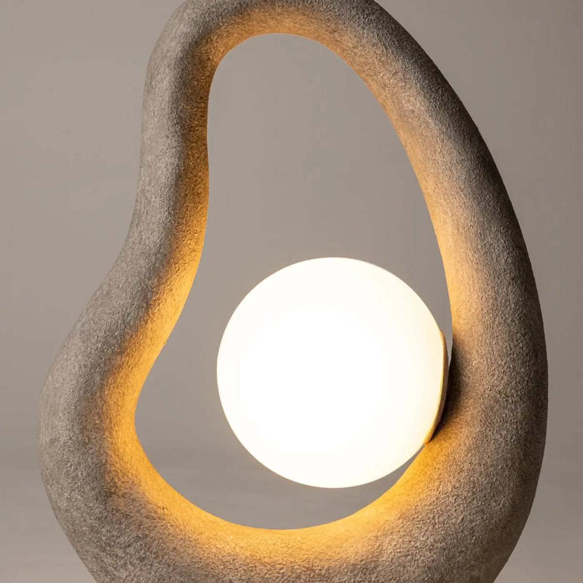 Lampe à poser organique en polyrésine et verre, gris ou blanc