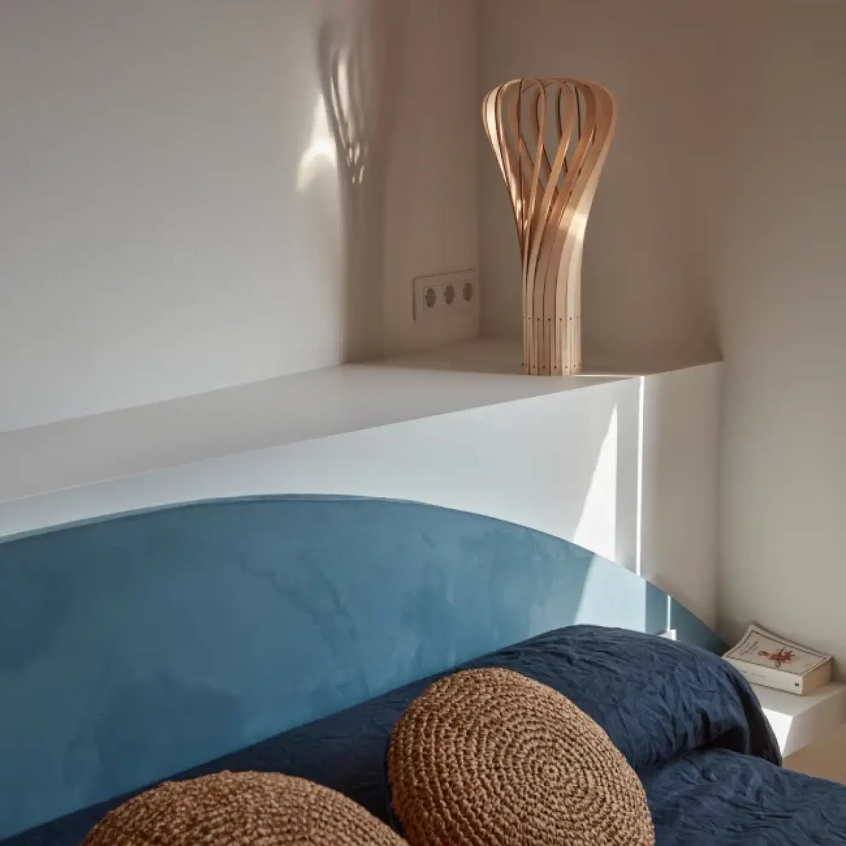 Lampe à poser étroite en bois de bouleau, 53 cm de haut