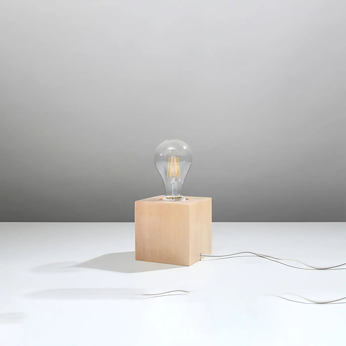Lampe à poser socle cube en bois ou béton, ampoule apparente, bois naturel