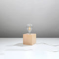 Lampe à poser socle cube en bois ou béton, ampoule apparente, bois naturel