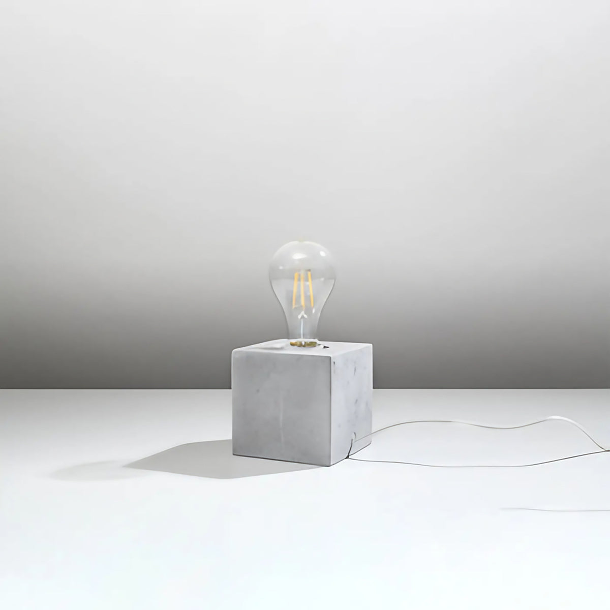 Lampe à poser socle cube en bois ou béton, ampoule apparente, gris