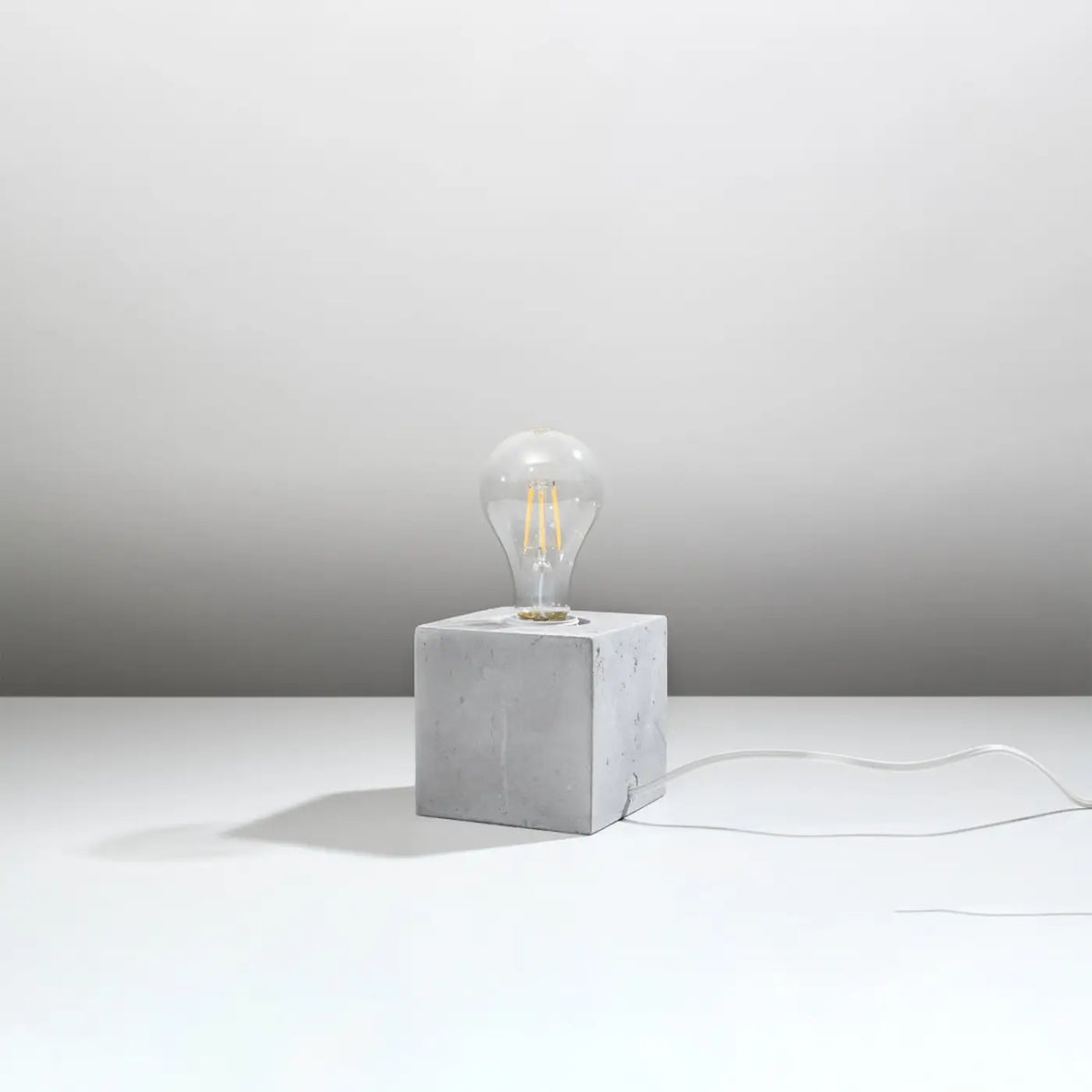 Lampe à poser socle cube en bois ou béton, ampoule apparente, gris