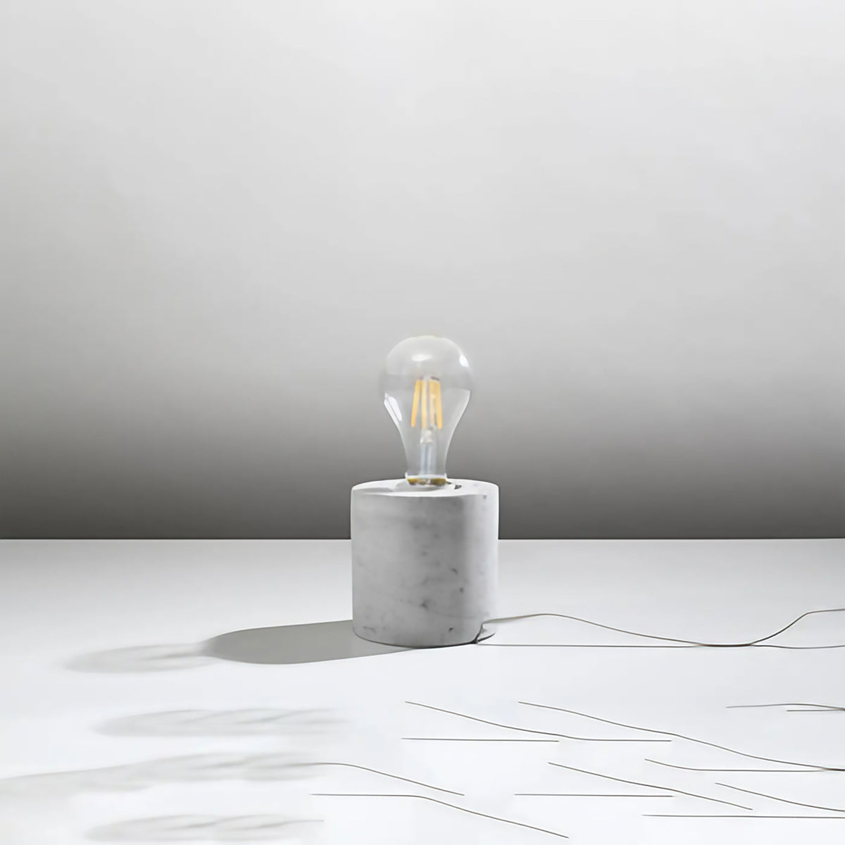 Lampe à poser socle cylindre en bois ou béton, ampoule nue, gris
