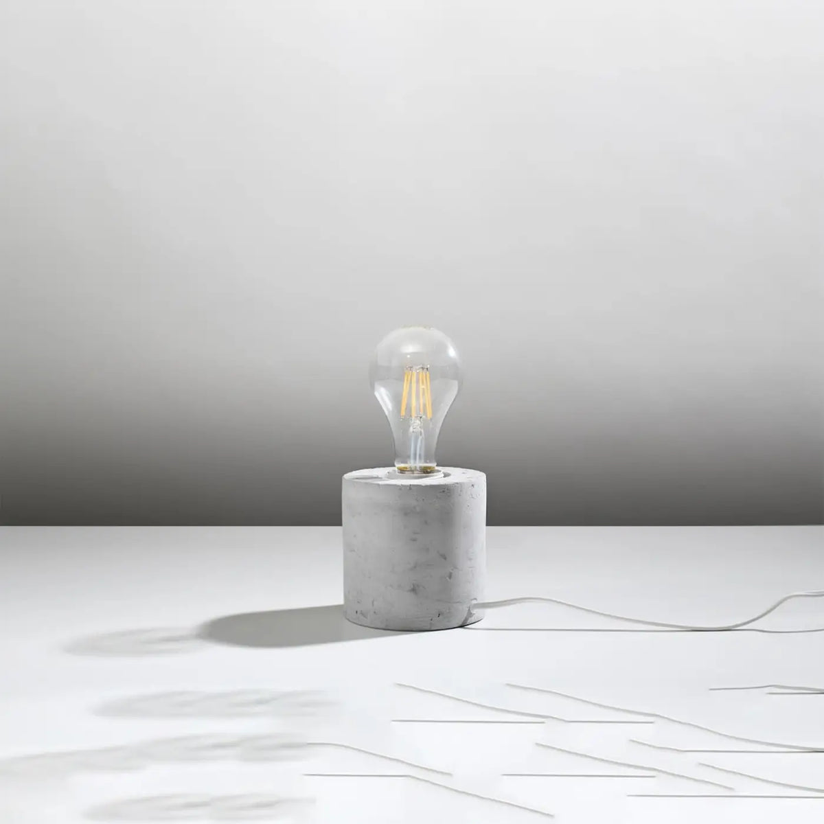 Lampe à poser socle cylindre en bois ou béton, ampoule nue, gris