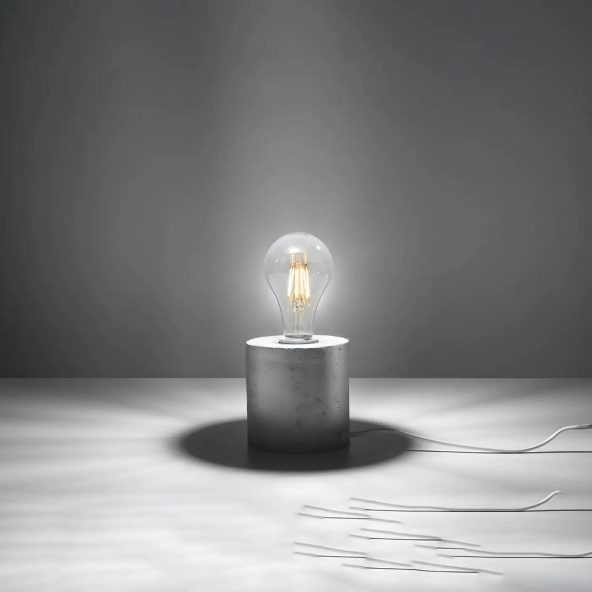 Lampe à poser socle cylindre en bois ou béton, ampoule nue