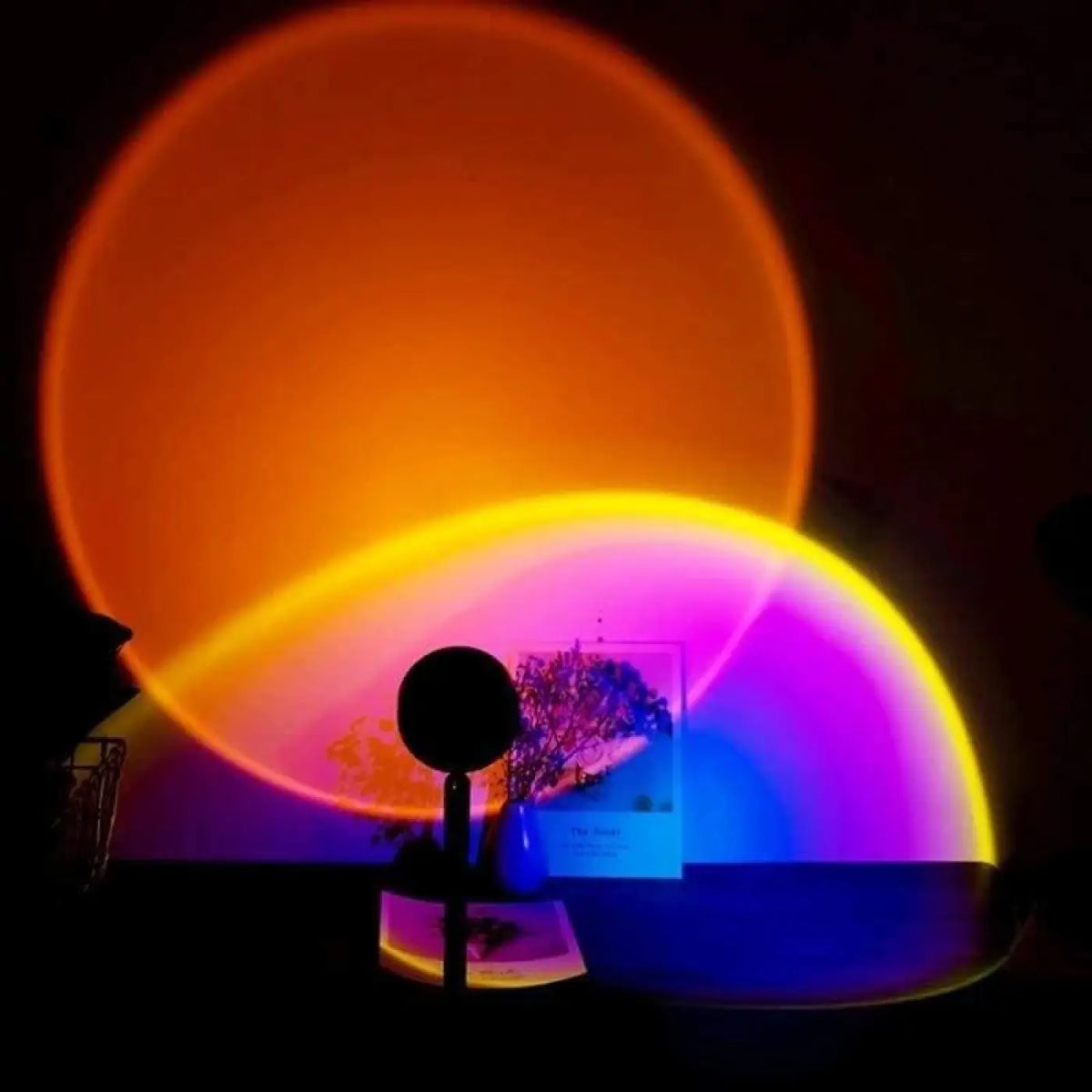 Lampe coucher de soleil, halo lumineux doré projeté au mur