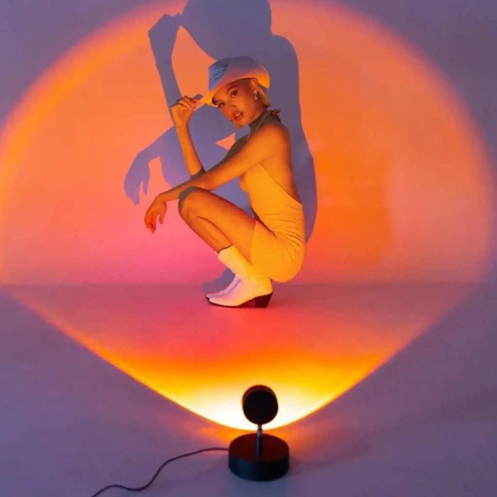 Lampe coucher de soleil, halo lumineux doré projeté au mur