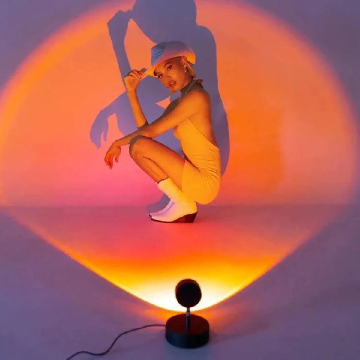 Lampe coucher de soleil, halo lumineux doré projeté au mur