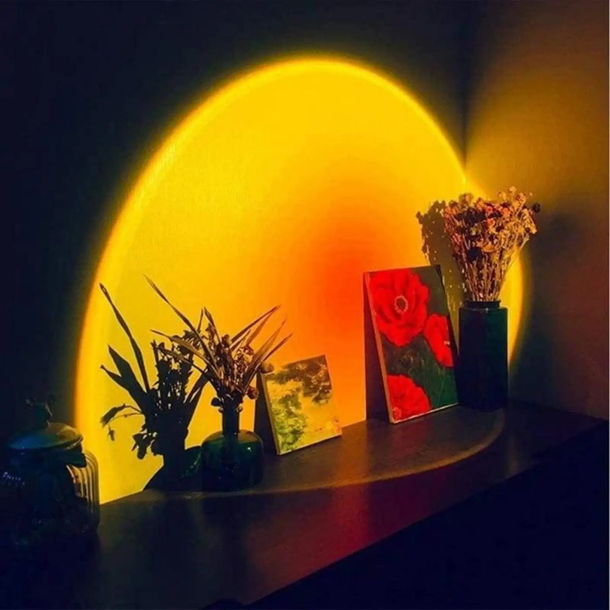 Lampe coucher de soleil, halo lumineux doré projeté au mur