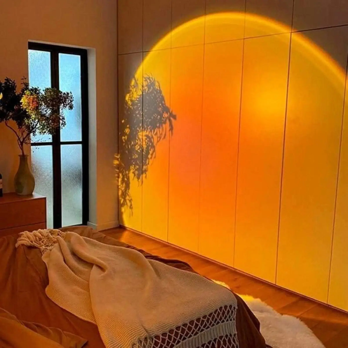 Lampe coucher de soleil, halo lumineux doré projeté au mur