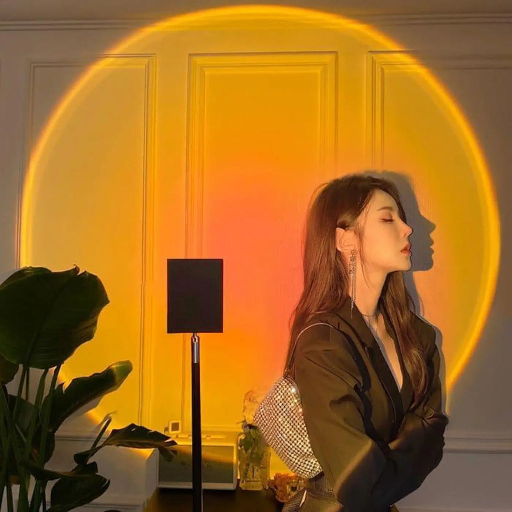 Lampe coucher de soleil, halo lumineux doré projeté au mur