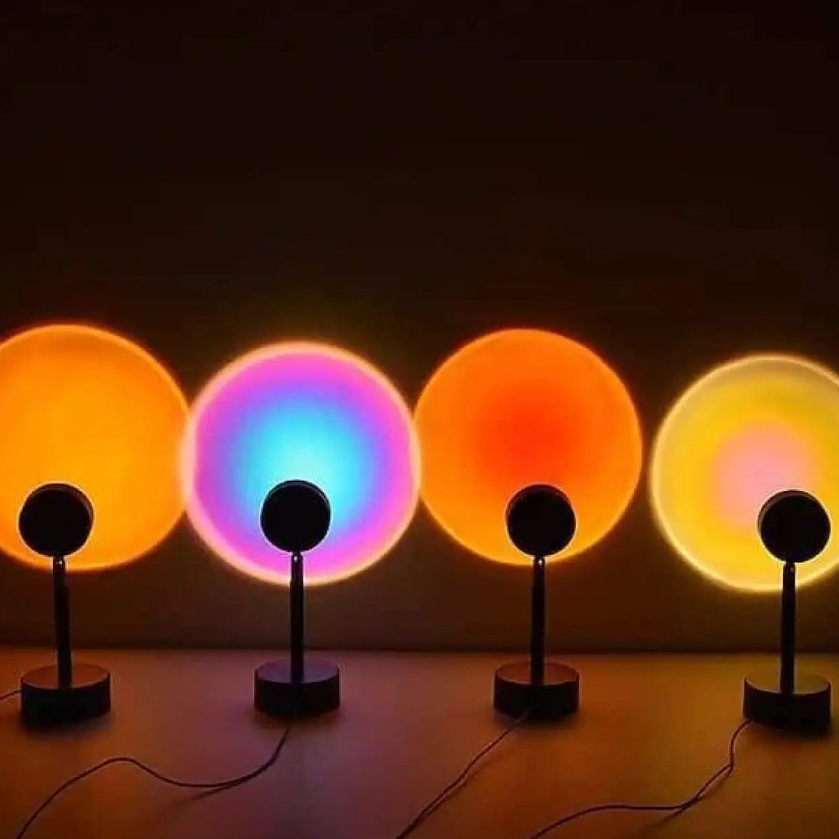 Lampe coucher de soleil, halo lumineux doré projeté au mur