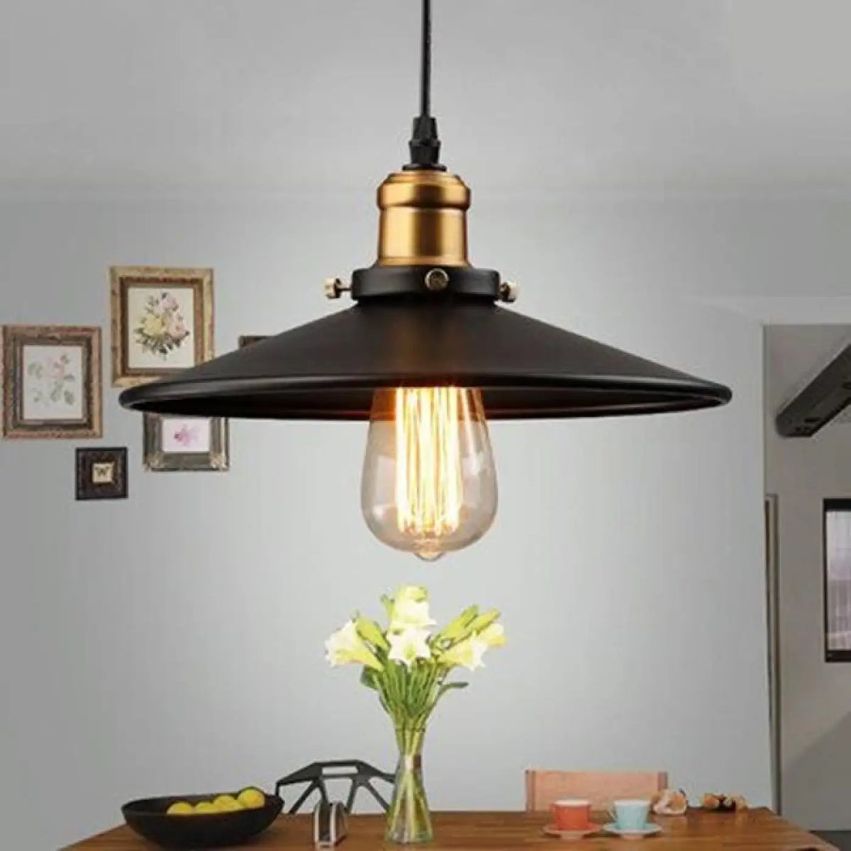 Lampe suspendue noire au style industriel