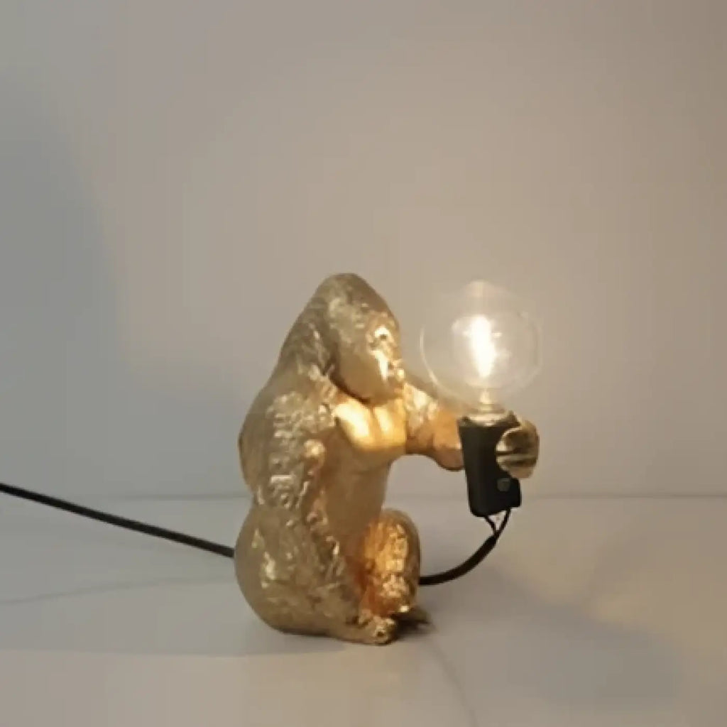 Lampe gorille tenant une ampoule visible, trois modèles