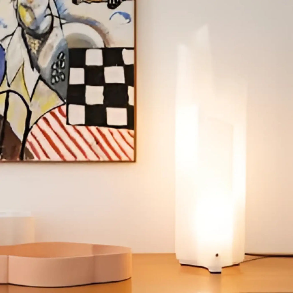 Lampe à poser plissée aux volumes géométriques
