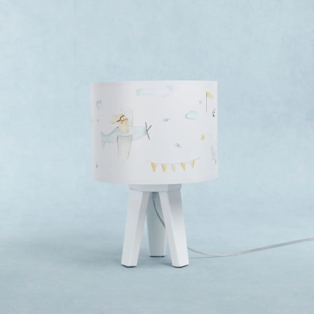 Lampe de chevet enfant en bois, dessin de conte blanc et bleu pastel
