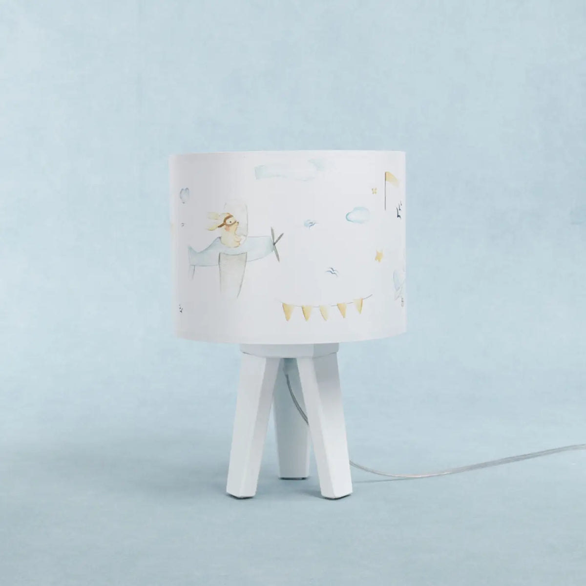 Lampe de chevet enfant en bois, dessin de conte blanc et bleu pastel