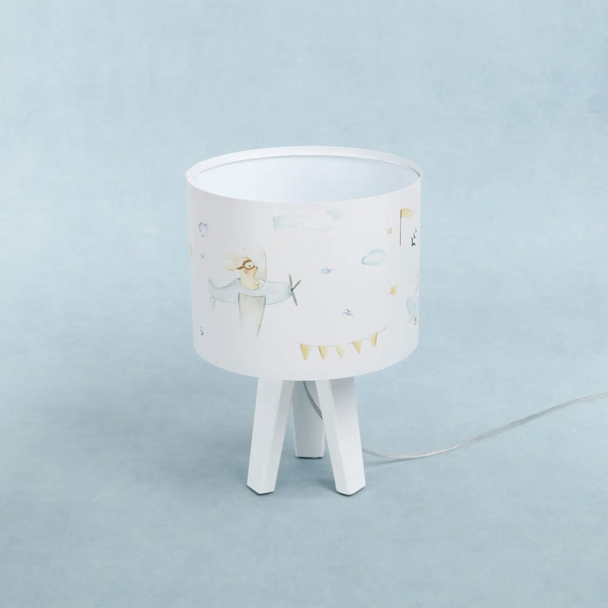 Lampe de chevet enfant en bois, dessin de conte blanc et bleu pastel