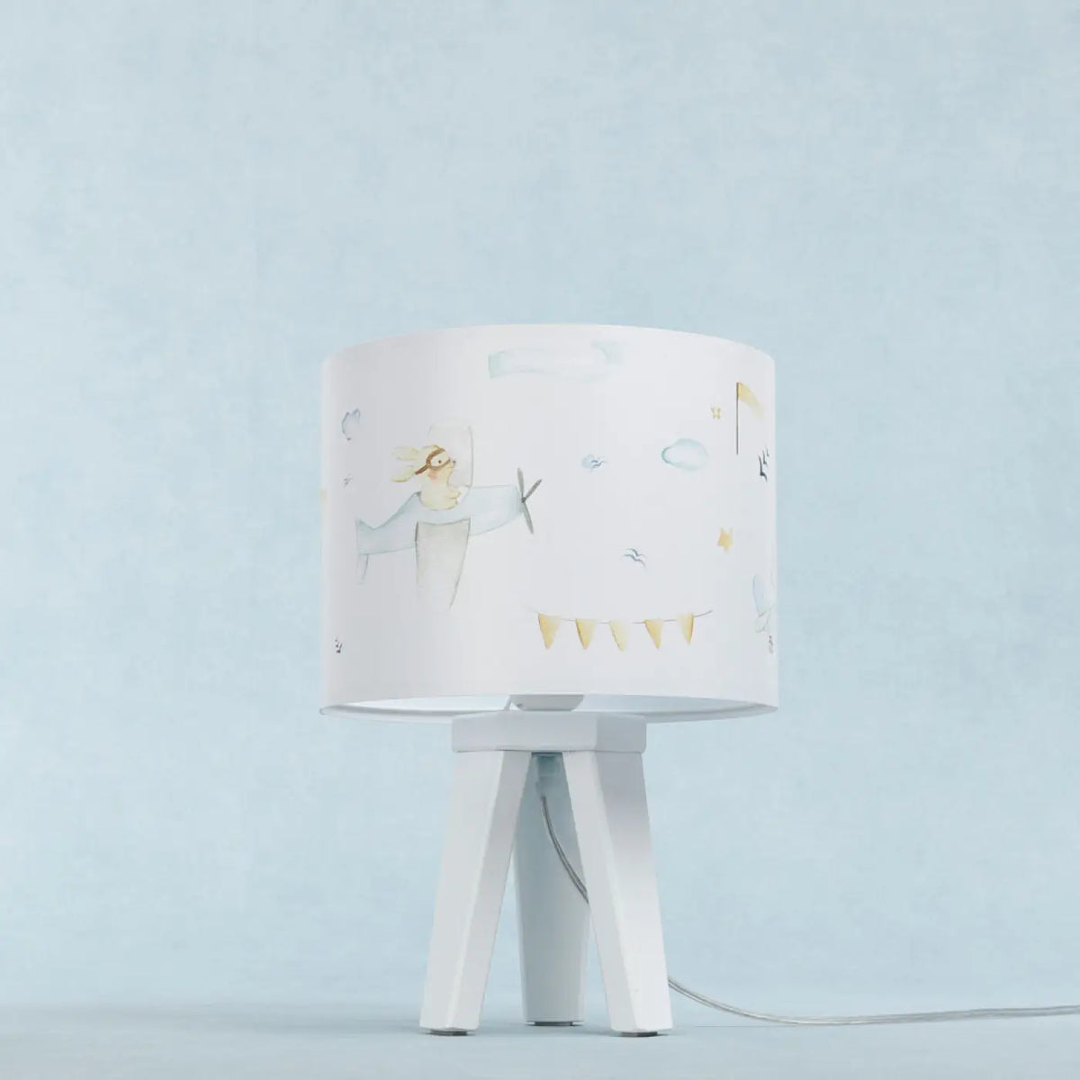 Lampe de chevet enfant en bois, dessin de conte blanc et bleu pastel