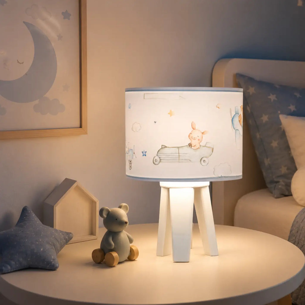 Lampe de chevet enfant en bois, dessin de conte blanc et bleu pastel