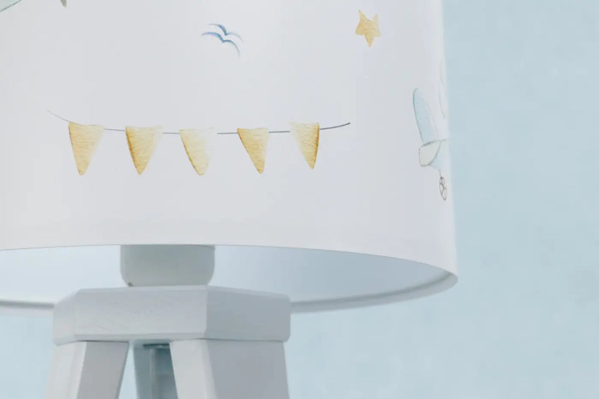 Lampe de chevet enfant en bois, dessin de conte blanc et bleu pastel