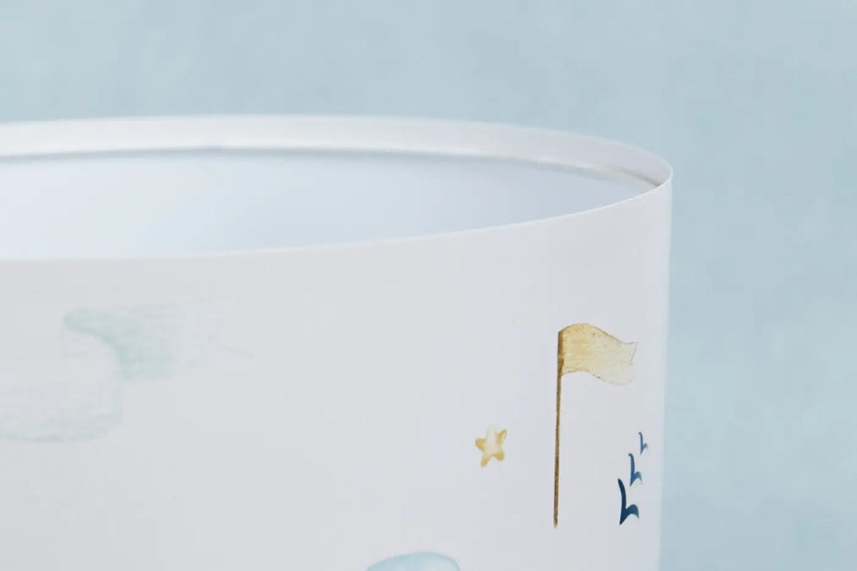 Lampe de chevet enfant en bois, dessin de conte blanc et bleu pastel
