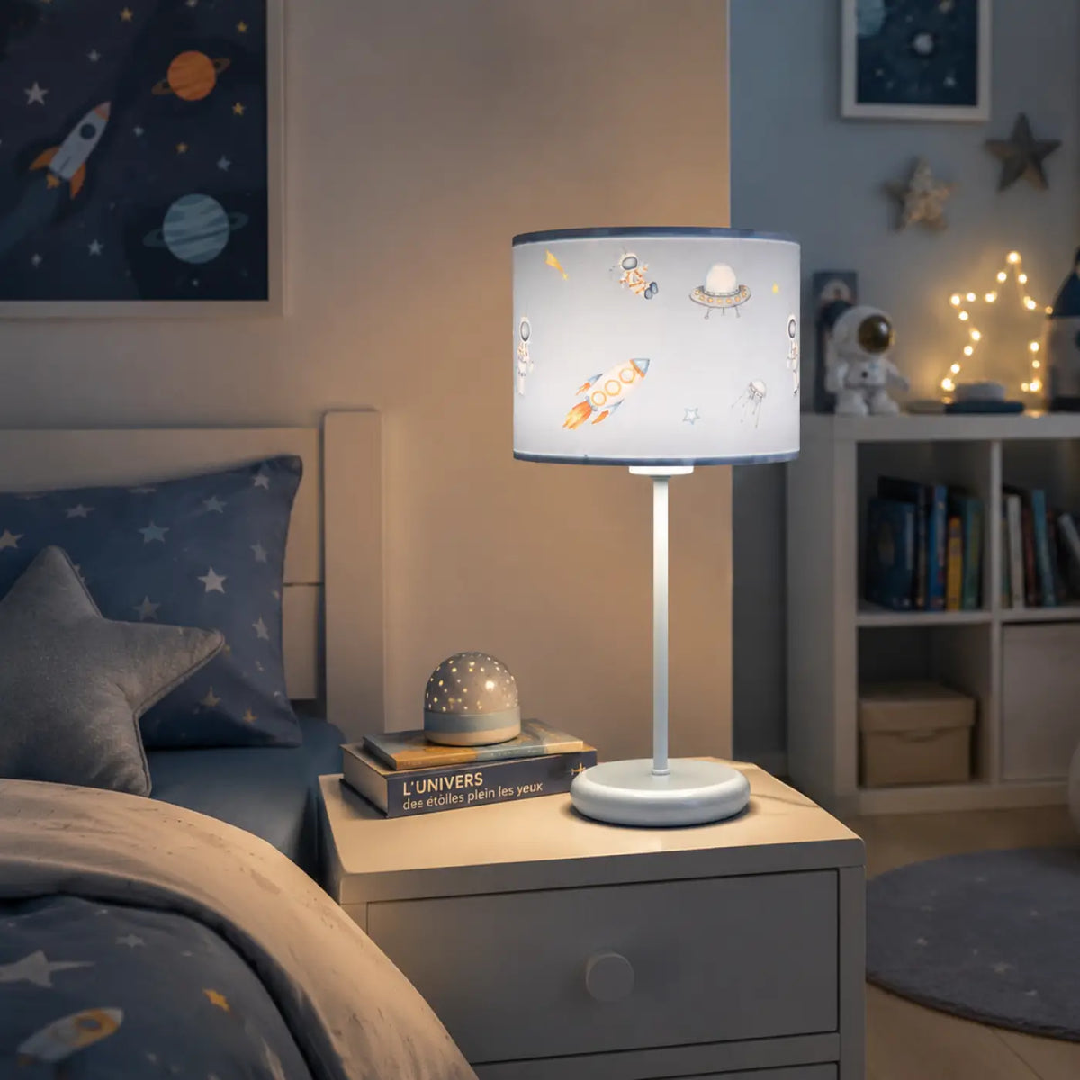 Lampe de chevet enfant bleue, fusées et astronautes, 44 cm
